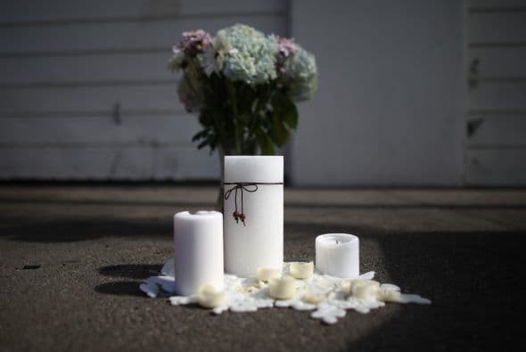 En las calles se veían cientos de ramos de flores.