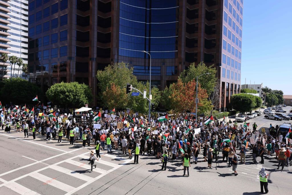 Ondeando la bandera de Palestina, miles de personas se sumaron este sábado 14 de octubre a la denominada 'Manifestación por el retorno: Todos fuera de Gaza', frente al Consulado General de Israel, en el 11766 del boulevar Wilshire, en Los Ángeles.