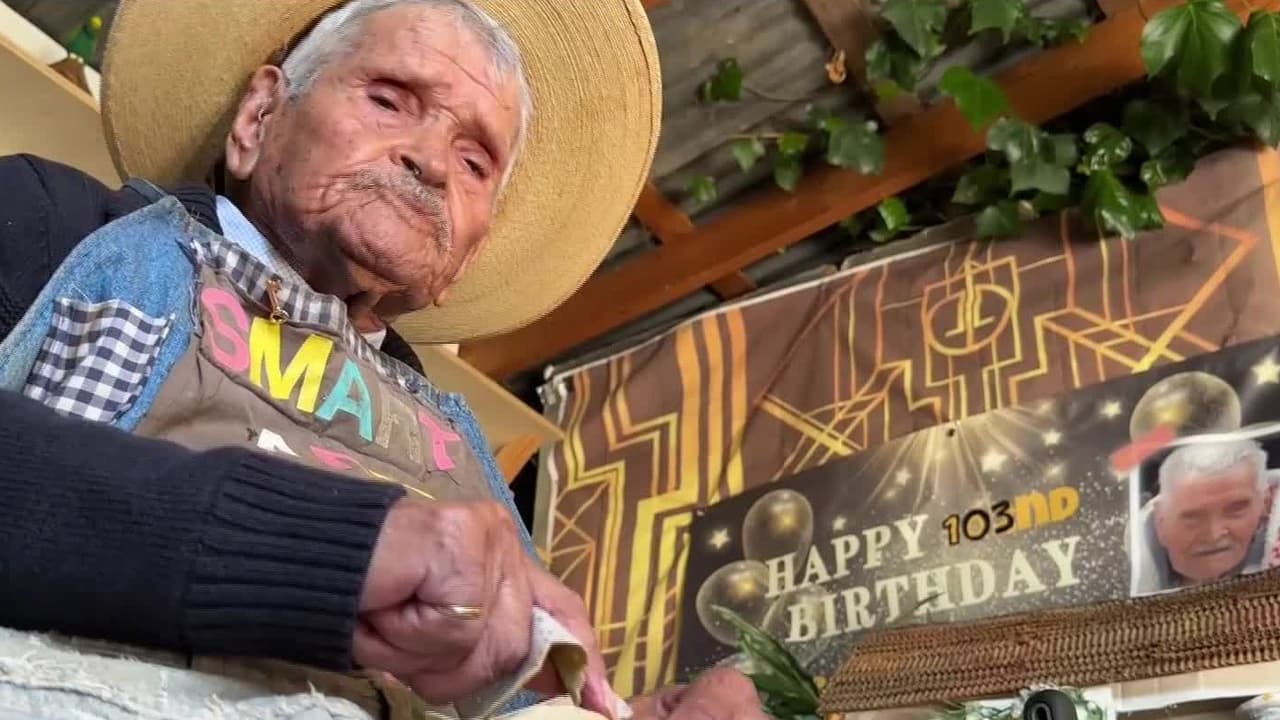 Don Chuy celebra 103 años cantando y tallando figuras: desde Capulina hasta AMLO