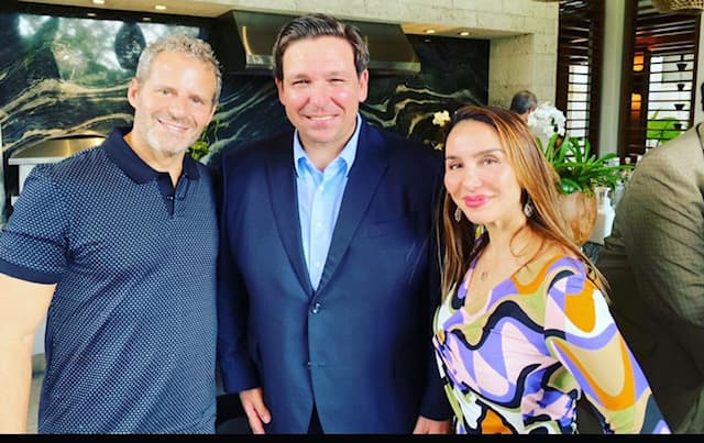 Leila y David Centner junto al gobernador de la Florida, Ron DeSantis (en el centro).