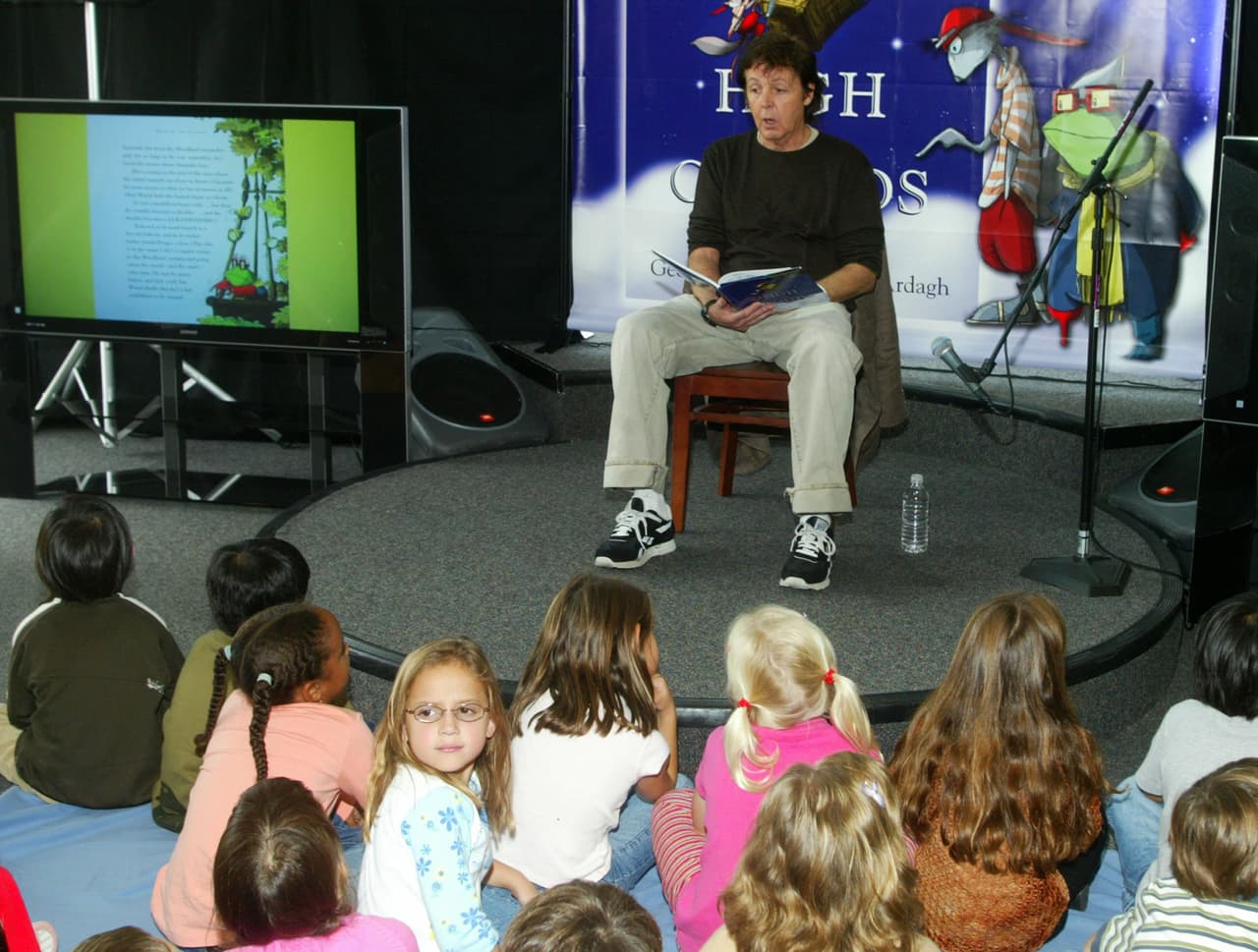 Paul MCcartney es otro de los famosos que escribió un libro para niños, en 2004 publicó 'High in the clouds'.