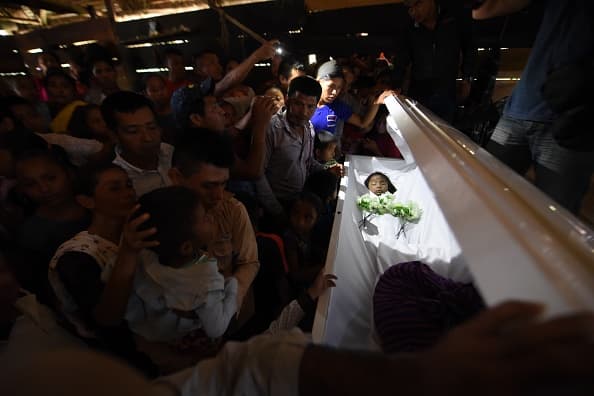 Niña que murió detenida en inmigración tenía infección