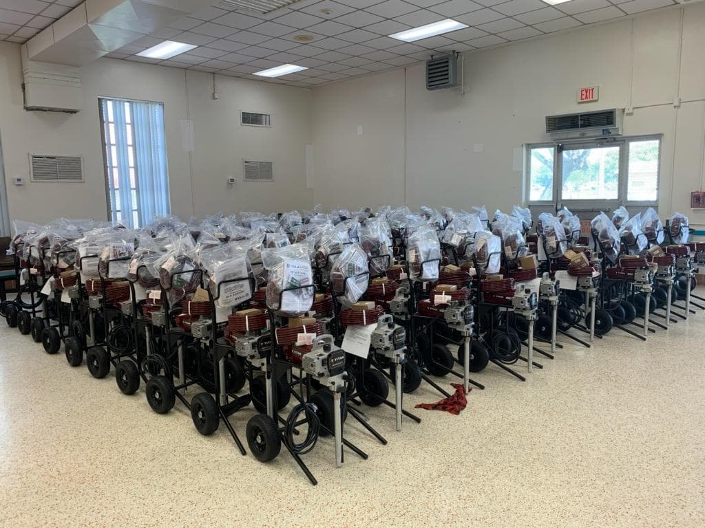 También Carvalho dijo que ya recibió “este equipo de limpieza avanzado, así como rociadores estáticos”, para cada escuela. 
<br>