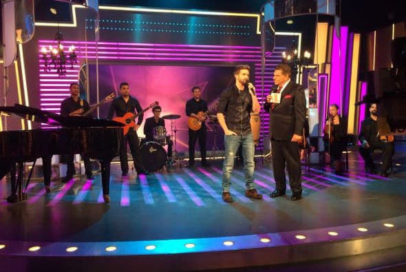 El guapo artista español pasó por el show para hacer suspirar a la audiencia con su música ¡y esa sonrisa!