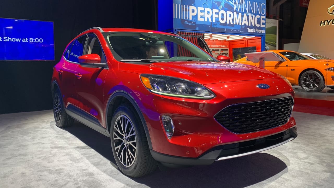 <h3 class="cms-H3-H3">Ford Escape 2020</h3>
<br>La crossover Escape es uno de los modelos más vendidos del óvalo azul, así una de las camionetas compactas 
<b>más populares en Estados Unidos</b>, por lo que nos sorprendió verla en su primer auto show fuera de los escenarios rotativos reservados a los modelos más importantes. El área de Ford contó con dos unidades de la Escape, una roja y una blanca, completamente accesibles con los cauchos tocando las mismas alfombras que nuestros pies. Esta es sin duda la Escape con la apariencia menos rustica en los 20 años de historia del modelo. 
<b><a href="https://www.univision.com/carros/la-nueva-ford-escape-2020-llega-con-par-de-versiones-hibridas-y-una-dosis-muy-necesaria-de-buen-diseno-fotos">Aquí</a></b> conseguirás lo que sabemos hasta ahora de este modelo.
<br>