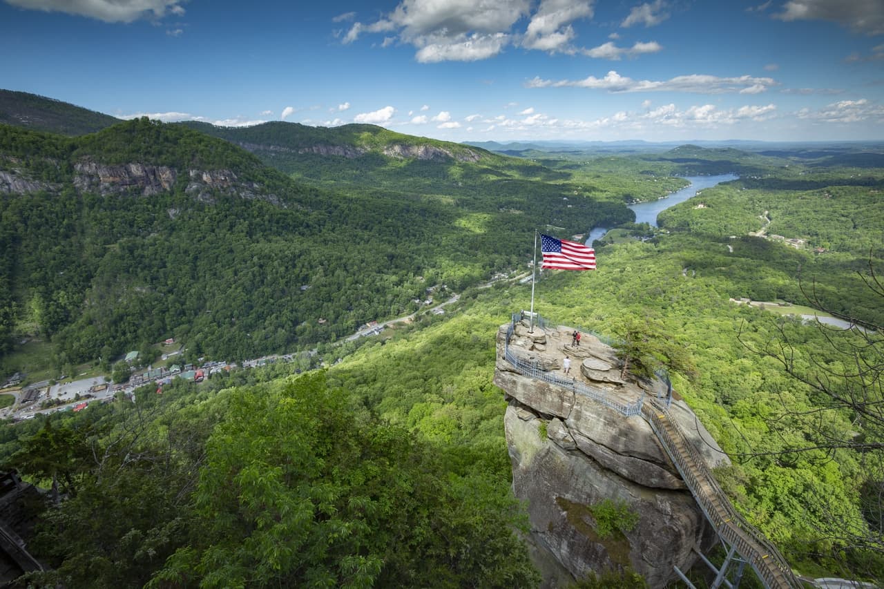 <b>Chimney Rock State Park</b>
<br>
<b>Sitio web</b>: 
<a href="https://www.ncparks.gov/state-parks/chimney-rock-state-park">https://www.ncparks.gov/state-parks/chimney-rock-state-park</a> 
<br>
<b><a href="https://maps.app.goo.gl/3eABzwcNdcznTdcDA">Cómo llegar</a> </b>
<br>
<br>Ubicado en el condado de Rutherford, a 40 kilómetros al sureste de Asheville, explora junto a tu mascota el Parque Estatal Chimney Rock que ofrece algunos de los paisajes montañosos más espectaculares de Carolina del Norte.