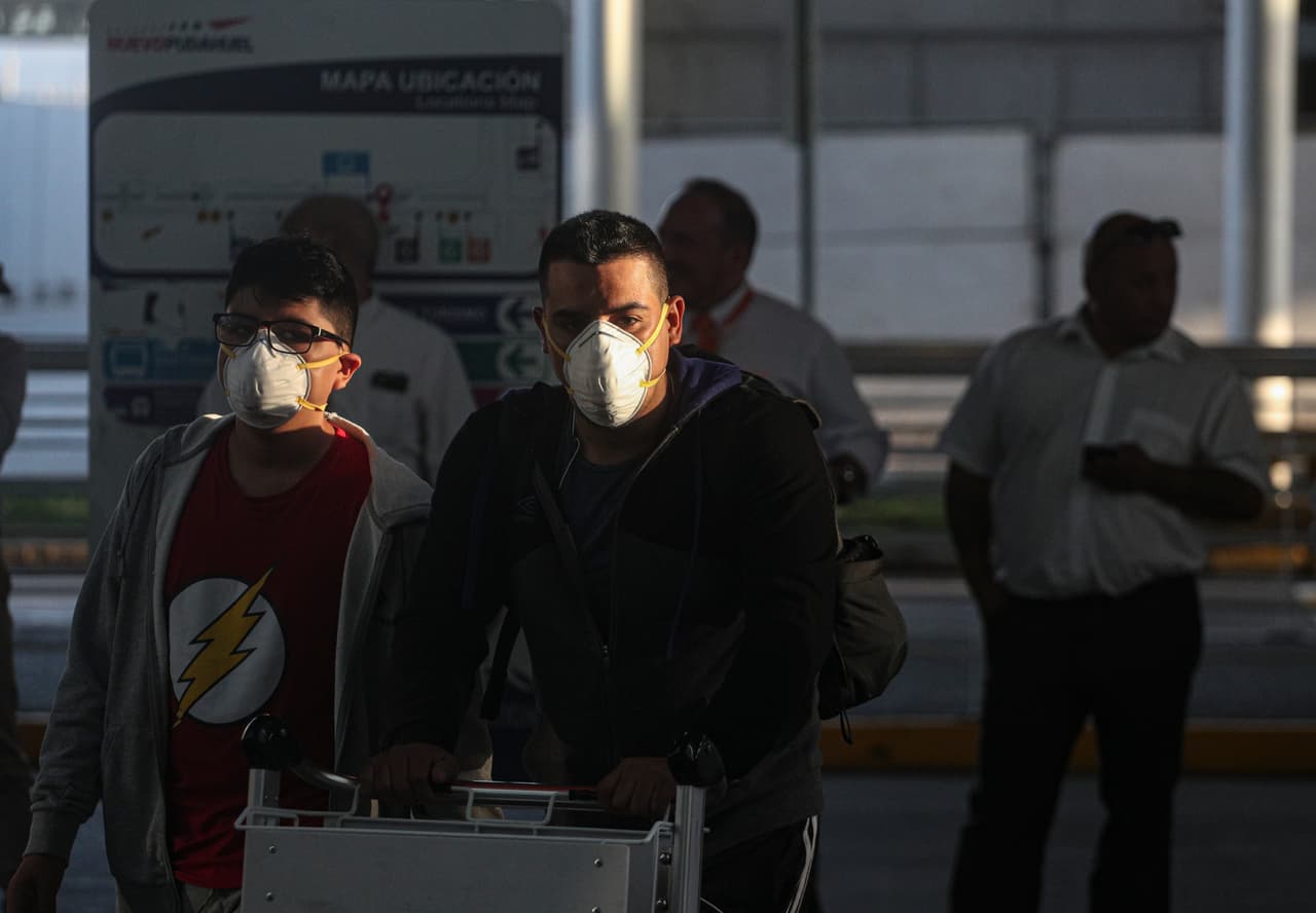 Viajeros llegan protegidos al aeropuerto Arturo Benítez de Santiago de Chile. 3 de marzo de 2020.