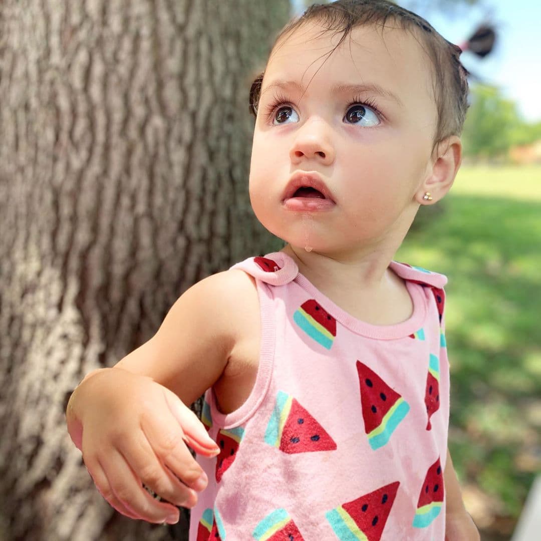 Salir al parque es su momento preferido, pues es ahí cuando juega más con nuestra presentadora de noticias.