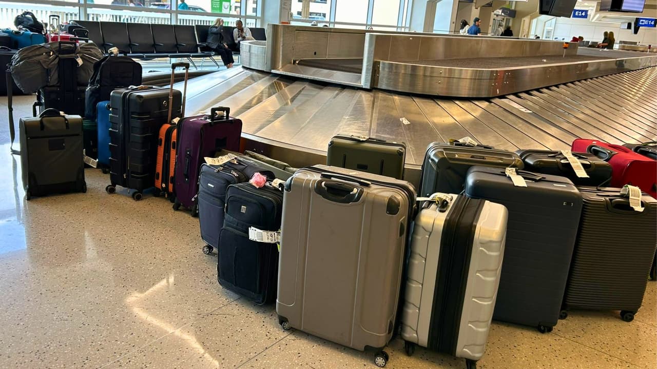 Darius Thompson, un contratista, 
<b>ha estado entregando de 25 a 30 maletas a domicilio desde el sábado</b>, cubriendo áreas que van 
<b>desde el Metroplex hasta Houston y Austin</b>. Mientras tanto, 
<b>el director ejecutivo de Delta, Ed Bastian, viajó a París en plena crisis para la inauguración de los Juegos Olímpicos</b>. La aerolínea justificó el viaje como de negocios.