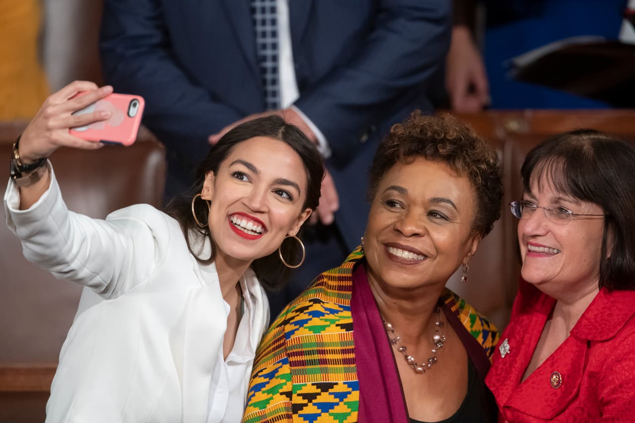 Alexandria Ocasio-Cortez, representante por Nueva York, tomó varias selfies con sus compañeras del nuevo Congreso.