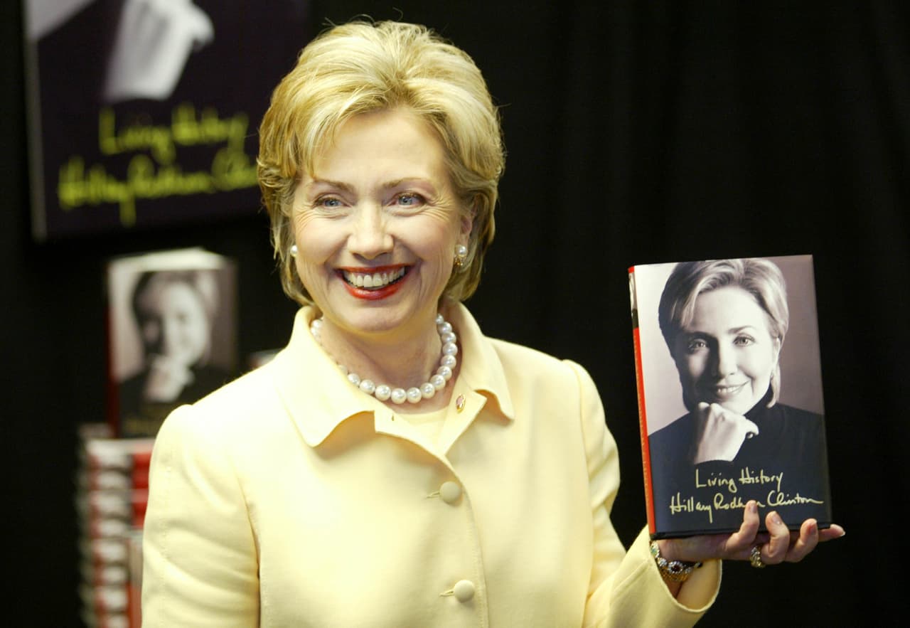 <b>El libro millonario</b>. La senadora presenta su libro “Living History” en Nueva York, en 2003. Un inusual anticipo de ocho millones de dólares recibió Clinton por ese "Best Seller", que cuenta la historia de sus ocho años en la Casa Blanca, y detalles del escándalo Lewinsky.