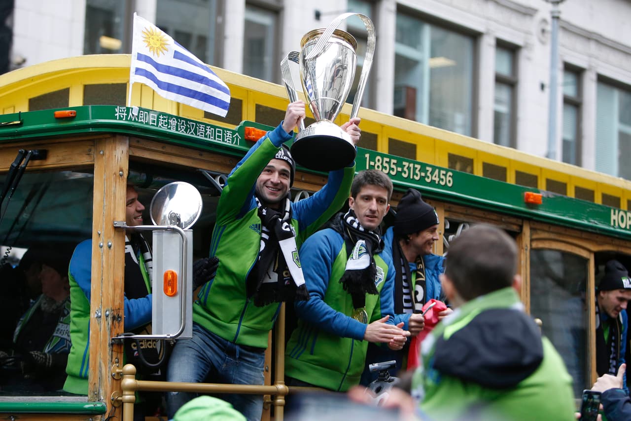 En su corto tiempo en la liga, Lodeiro llevó a los Sounders al primer título de la MLS Cup en la historia de la franquicia, dándole un giro total a una temporada regular terrible y anotando su penal correspondiente para que Seattle levantara el trofeo.
