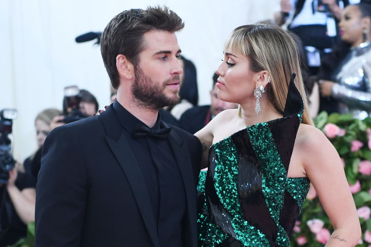 Tras darse a conocer la noticia, en algunos medios se publicaron unas fotos de la cantante 
<b><a href="https://www.univision.com/famosos/besos-con-quien-miley-cyrus-se-separo-de-liam-hemsworth-y-esto-es-lo-que-sabemos-fotos" target="_blank">besándose con su amiga Kaitlynn Carter</a></b> durante unas vacaciones en Italia. 
<br>