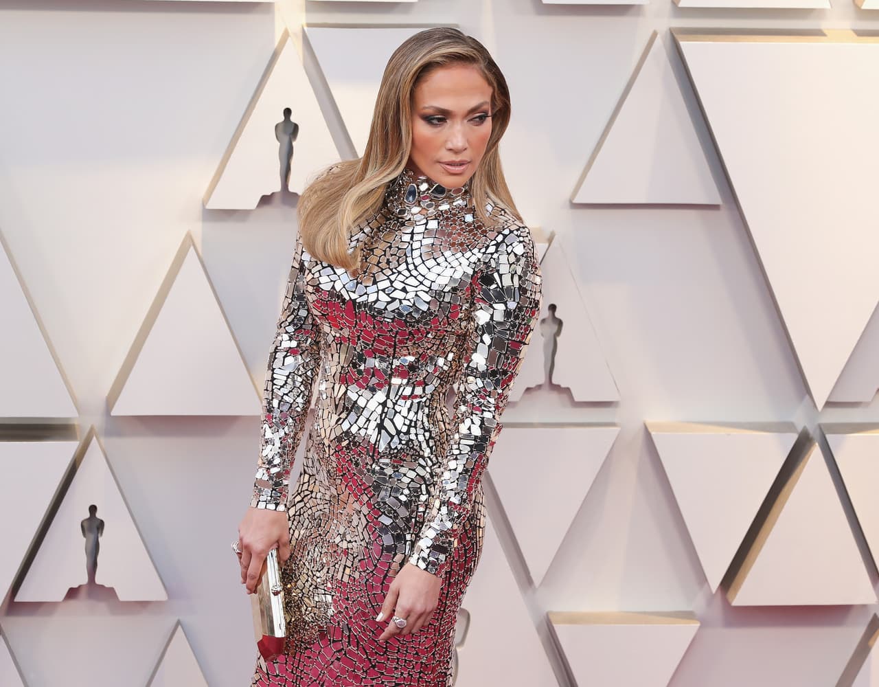 Con este vestido Jennifer López brilló con luz propia (literalmente) en los Oscar y acompañada de A-Rod