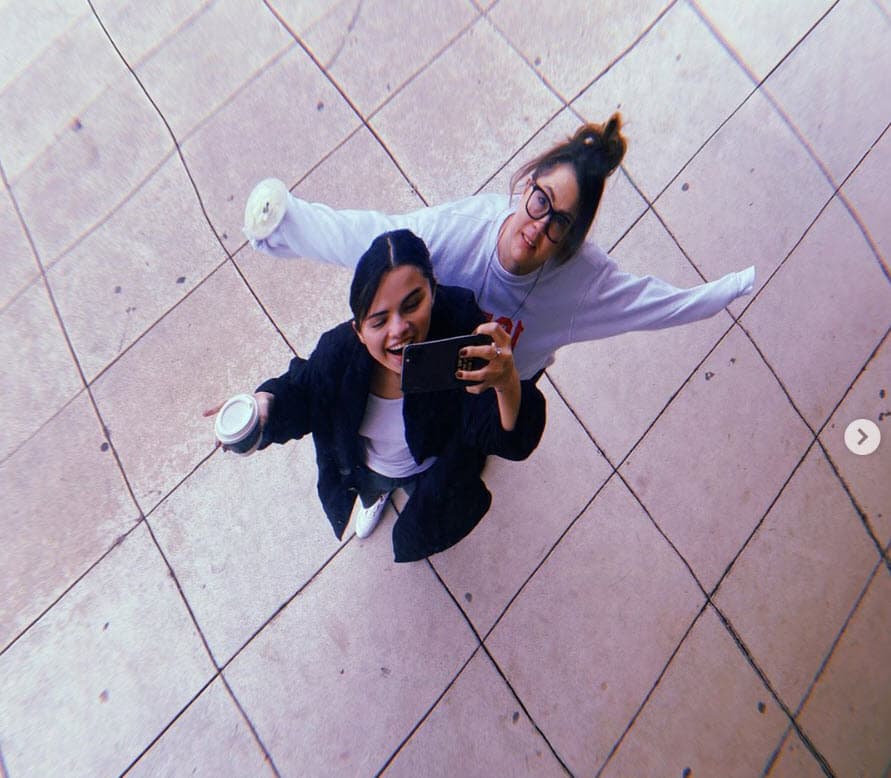 Gómez emprendió un viaje de vacaciones a Chicago junto a su madre Mandy Teefey en el que extremó sus precauciones ante la propagación del virus.
<br>