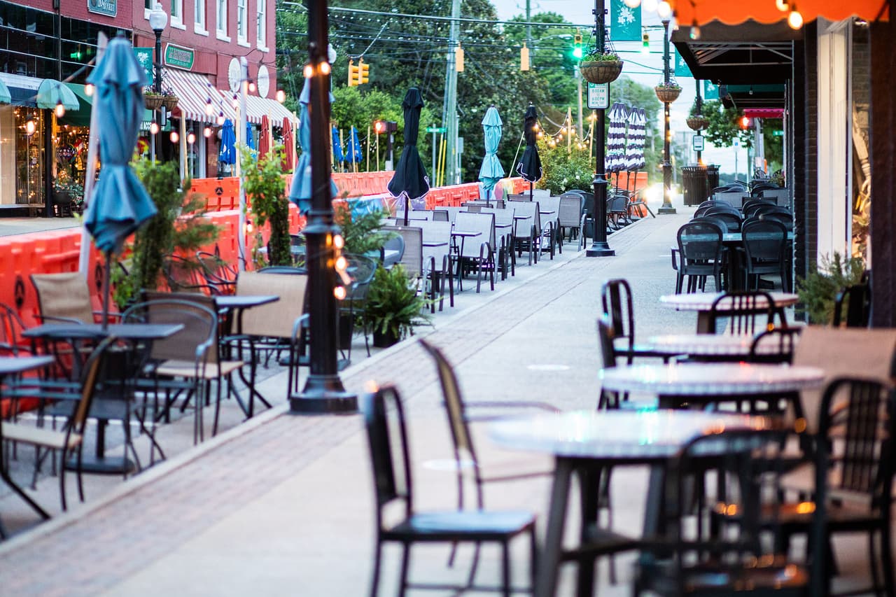 En el caso de las ciudades pequeñas, 
<b><a href="https://goo.gl/maps/8HBD2NFHmUtHNsS38">Apex</a></b> es la más segura de Carolina del Norte, ya que aquí cada habitante sólo pierde unos 133 dólares debido a la criminalidad.