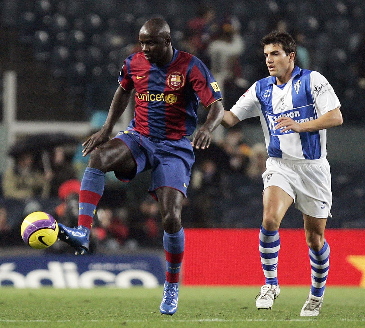 Las siguientes dos temporadas las pasó en el Barcelona, pero solo pudo ganar una Supercopa en el 2006.