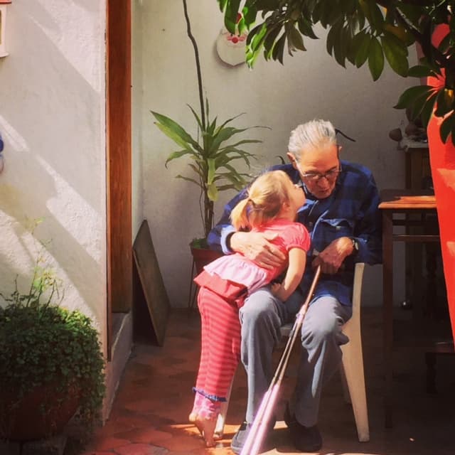 Sofía junto a su abuelo paterno durante un viaje a México.