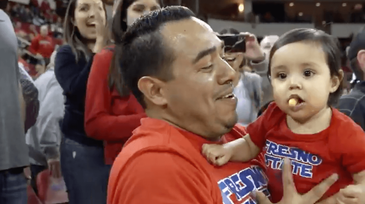 El papá estaba más contento que ella.