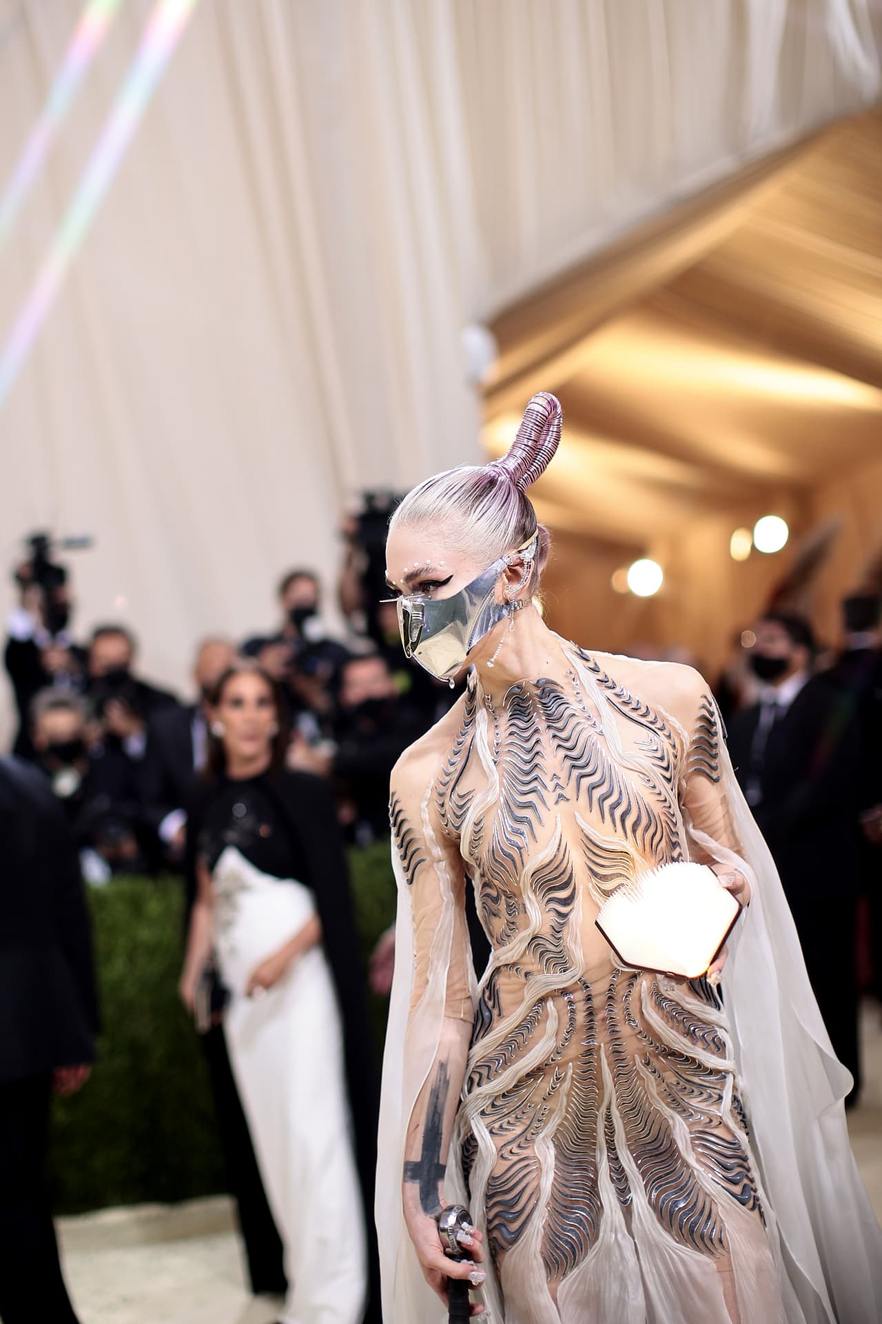 En algunas de las celebridades asistentes el peinado y maquillaje fueron el complemento ideal para sobresalir, tal es el caso del cabello platinado de la novia del empresario Elon Musk adornado con un detalle en tono lila en la coleta.