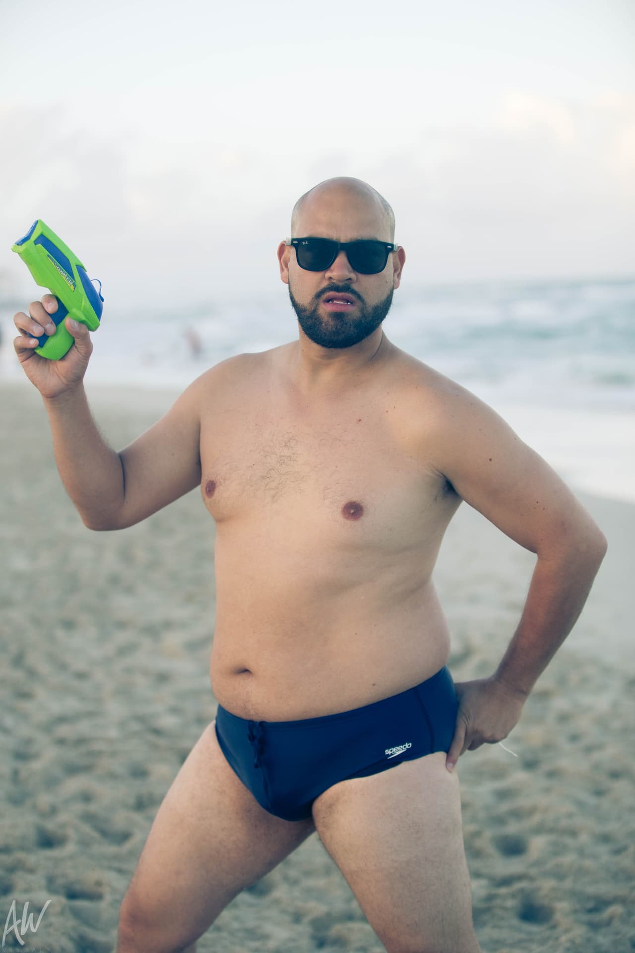 El Pel贸n no se qued贸 atr谩s y demostr贸 su faceta como 'Agente 007' en la playa.