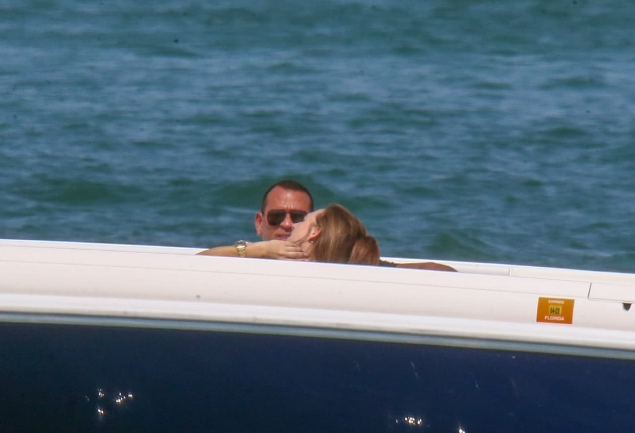 Posteriormente, el exbeisbolista y su acompañante se sentaron en la parte delantera del yate para tomar el sol.
<br>