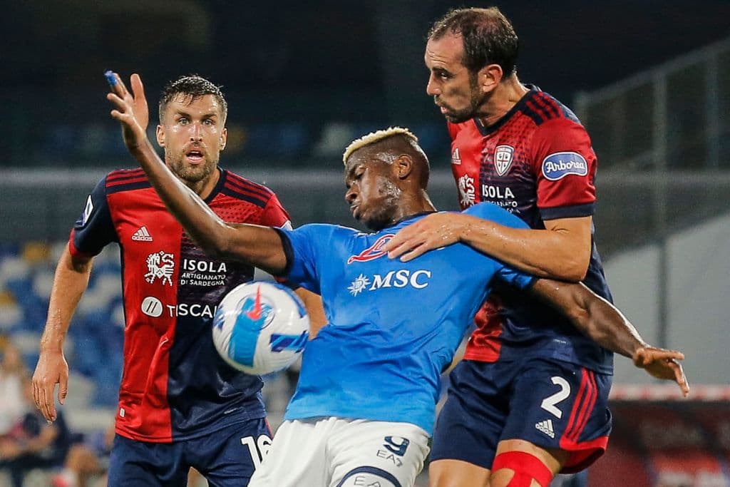 Con anotaciones de Victor Osimhen (11') y Lorenzo Insigne de penalti (57'), el Napoli se impone ante Cagliari 2-0 durante la Jornada 6 en la Serie A. Hirving Lozano jugó los 20 últimos minutos del encuentro y la escuadra 'Azzurra' sigue super líder de la tabla.