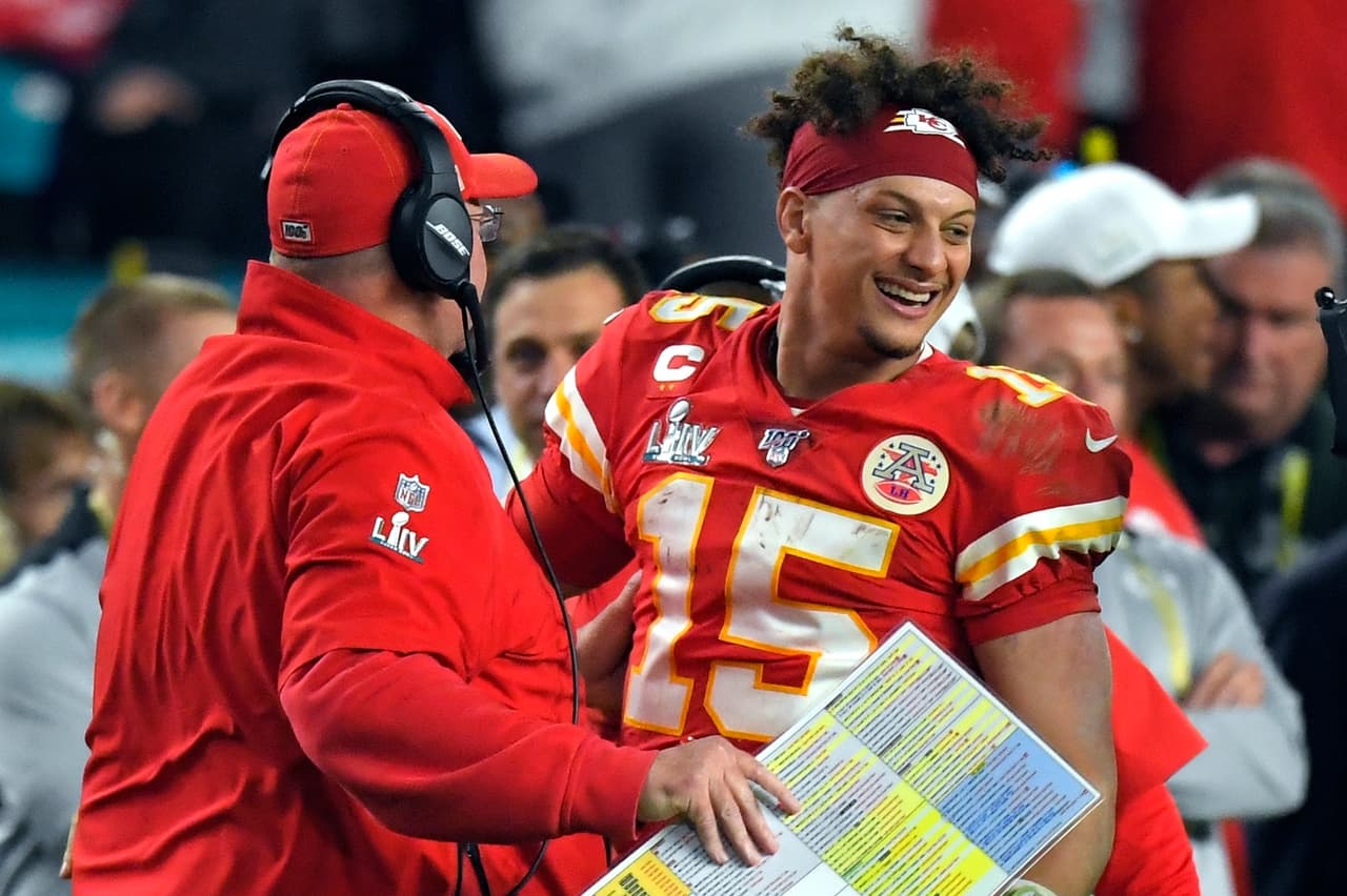 El flamante campeón y MVP del Super Bowl LIV se graduó de Texas Tech. Desde 2017 juega para los Kansas City Chiefs.