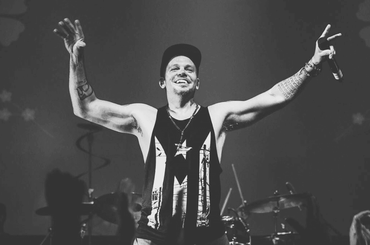 En marzo de este año René Pérez Joglar presentó su primer albúm como solista: Residente. Además del disco produjo un documental y escribió un libro que llevan el mismo nombre.