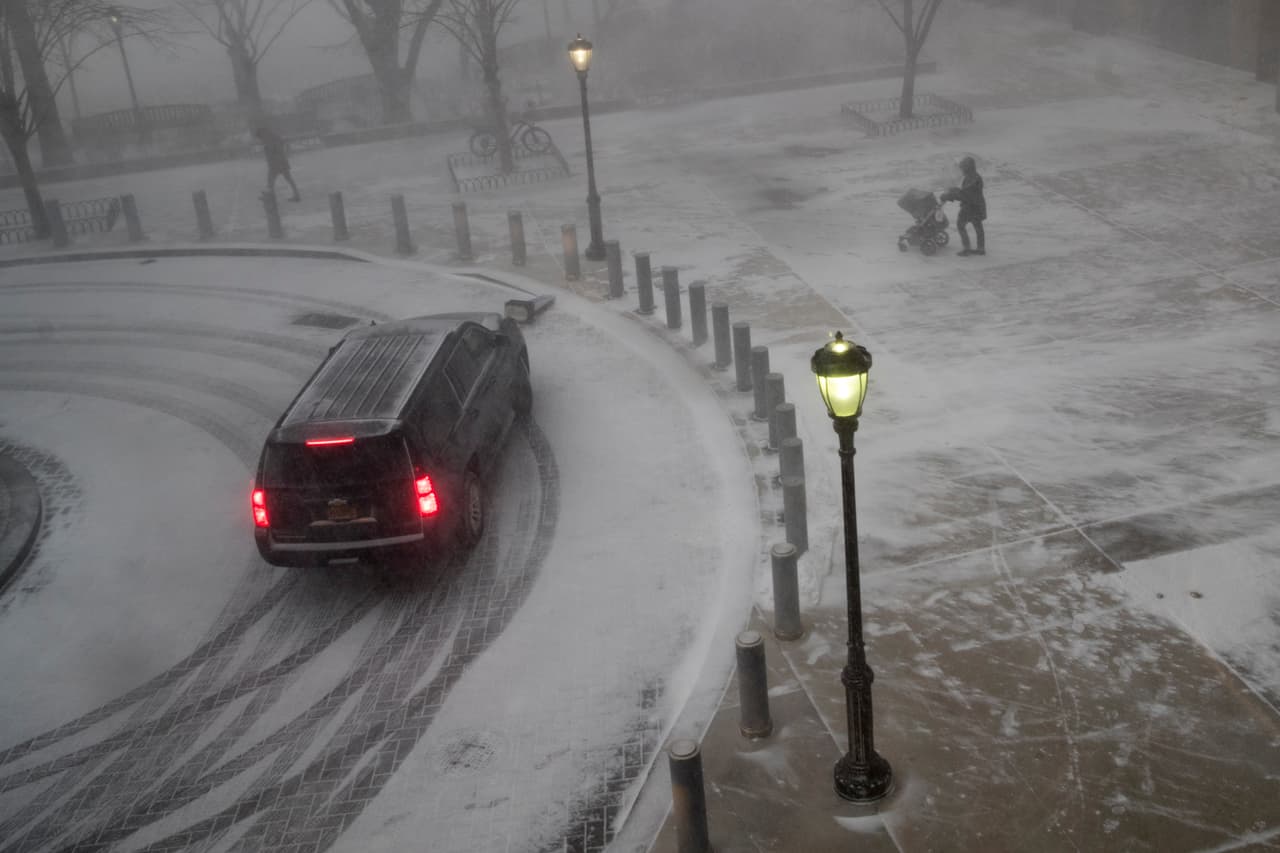 El tránsito en Nueva York también se ha complicado por la nieve en las vías.
