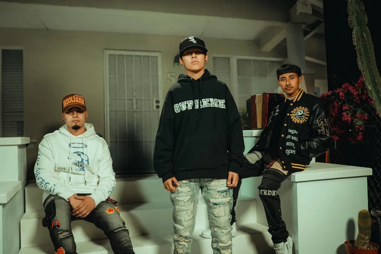 <b><a href="https://www.univision.com/musica/yahritza-y-su-esencia-desde-sus-inicios-trabajando-en-las-fincas-hasta-convertirse-en-el-nuevo-futuro-del-regional-mexicano-video" target="_blank">Yahritza y Su Esencia</a></b>
<a href="https://www.univision.com/musica/yahritza-y-su-esencia-desde-sus-inicios-trabajando-en-las-fincas-hasta-convertirse-en-el-nuevo-futuro-del-regional-mexicano-video" target="_blank">, se ha convertido en la nueva sensación del Regional Mexicano</a>. La vocalista de apenas 15 años, junto a sus dos hermanos, han logrado en un año lo impensado: pasaron de recoger fruta con su padre, a ser los más escuchados en Youtube Estados Unidos. Ella y su hermano Jairo, nacieron en Yakima, Washington, mientras Mando, de 24 años, lo hizo en Jiquilpan, Michoacán, pero siempre han estado rodeados de música mexicana.