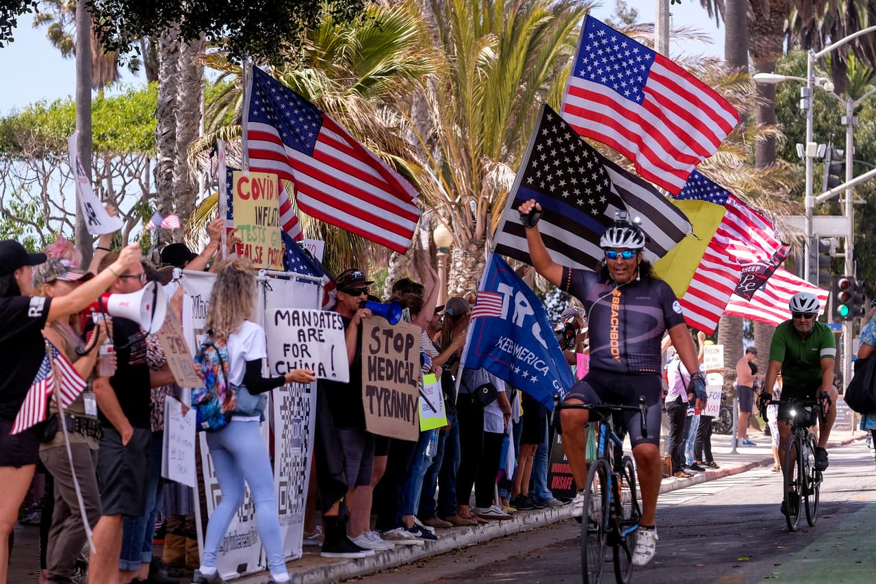 Incluso cientos de individuos han salido a las calles o han entablado demandas para protestar por las medidas que obligan a las personas a vacunarse.