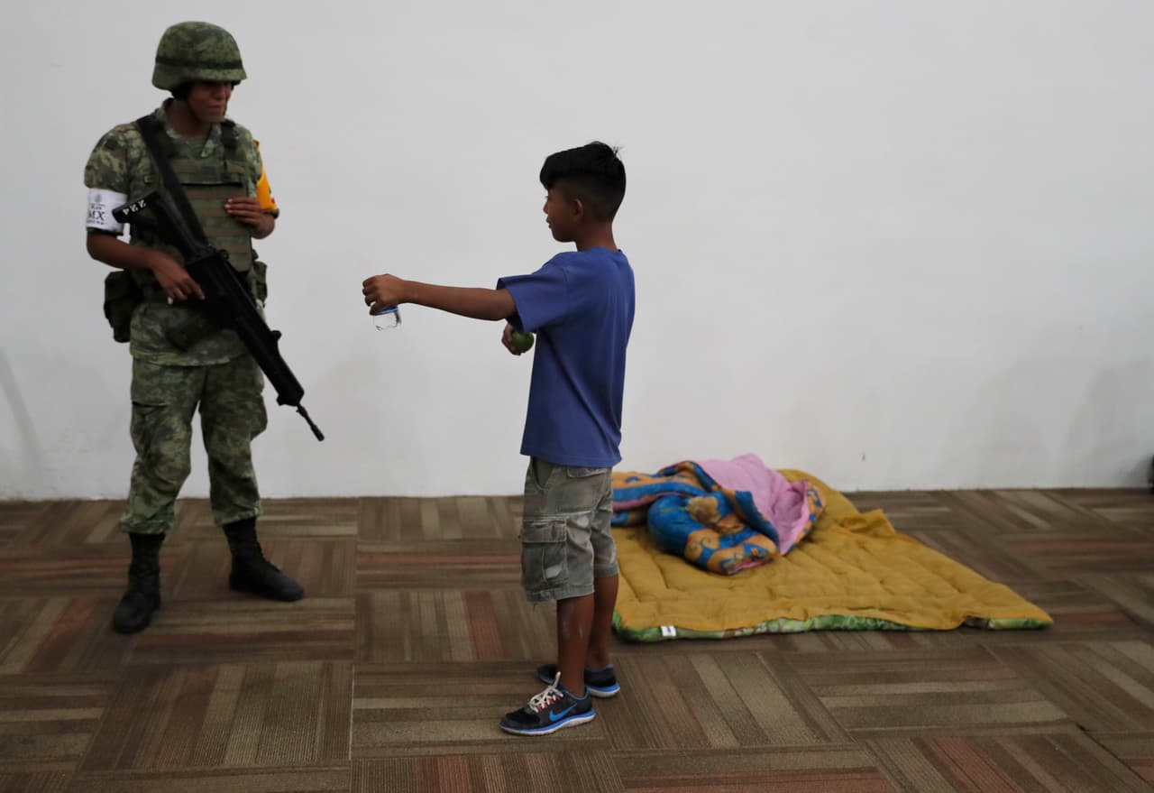 Un niño habla con un soldado en un refugio de Mazatlán. Las fuertes lluvias afectarían los territorios de Sinaloa, Nayrit, Jalisco, Colima, Michoacán, así como a Baja California Sur y Durango.