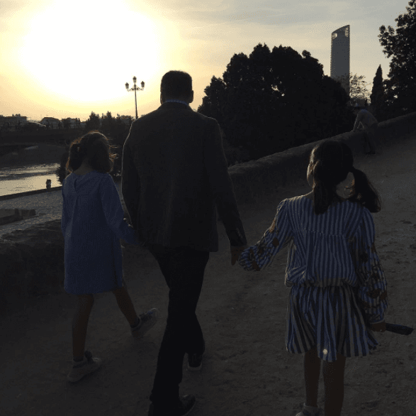 Karla Martínez celebró a su esposo con unas bellas palabras: "Gracias por caminar a su lado, por acompañarlas en este hermoso viaje de la vida. Pero por sobre todas las cosas, enseñarlas con tu ejemplo. Eres el mejor papá del mundo. Te amamos con el alma".