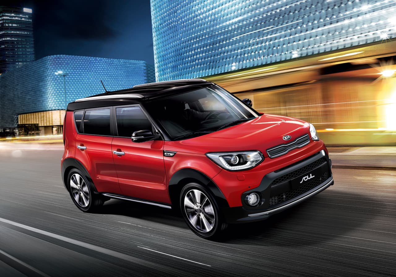 <b>Kia Soul</b>
<br>Su imagen desenfadada lo hace un candidato ideal para los jóvenes. Aunado a ello tiene un muy buen espacio interior, como el de una pequeña SUV. Está disponible con varias motorizaciones, pero el básico, cuatro cilindros de 2.0 litros de 130 caballos de fuerza, es una buena opción, manejo sin emociones, lo básico para trasladarse, y el consumo de combustible se ubica en 26 mpg. En su equipamiento de entrada ofrece seis bolsas de aire, frenos de disco en las cuatro ruedas, ABS, control de estabilidad y distribución electrónica de frenado.
<br>Precios: de 16,200 a 35,950 dólares