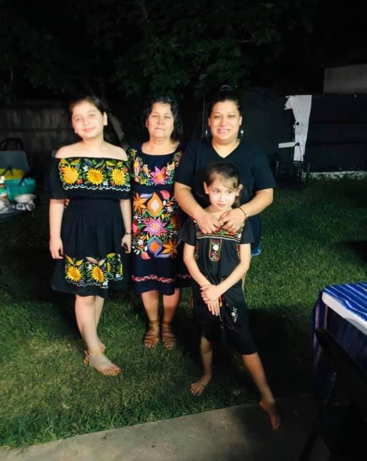 Amalia Rojas nos comparte una foto con tres generaciones de las mujeres de su familia, su madre y sus hijas.