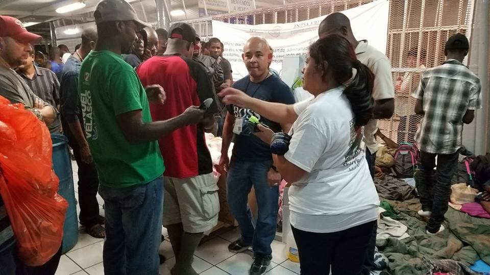 Varias organizaciones han llegado a la frontera en el lado mexicano de Nogales, Sonora, para ofrecer ayuda a los inmigrantes haitianos.