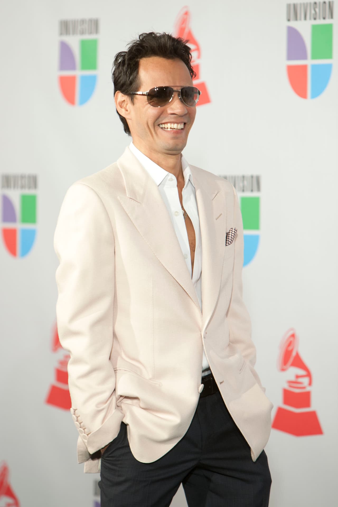 Marc Anthony abre este conteo con 'Dímelo (I Need to Know)' en el año 2000. ¡Irresistible pasión del salsero!