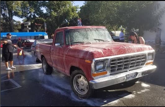 Los hijos de Jenni Rivera, también se pusieron a lavar autos, siempre en gran actitud.