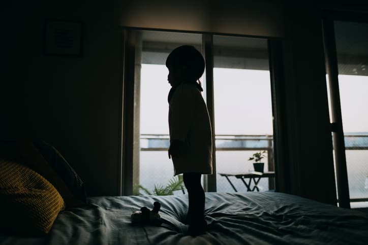 Bebé sobrevivió con su madre muerta por cinco días en Nueva York