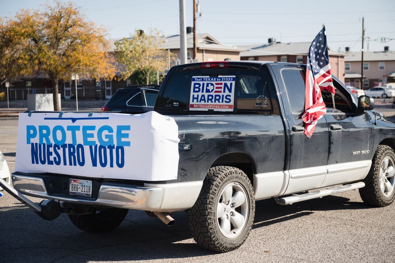 Una camioneta participa en una de las caravanas en celebración de la victoria de Joe Biden el pasado fin de semana en El Paso, Texas.