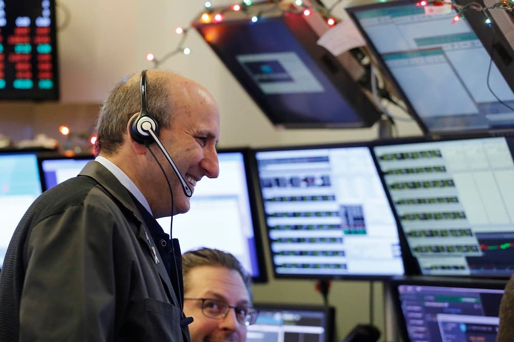 El Dow Jones cierra por encima de los 25,000 puntos por primera vez en sus 121 años de historia (y no es el único récord del día)