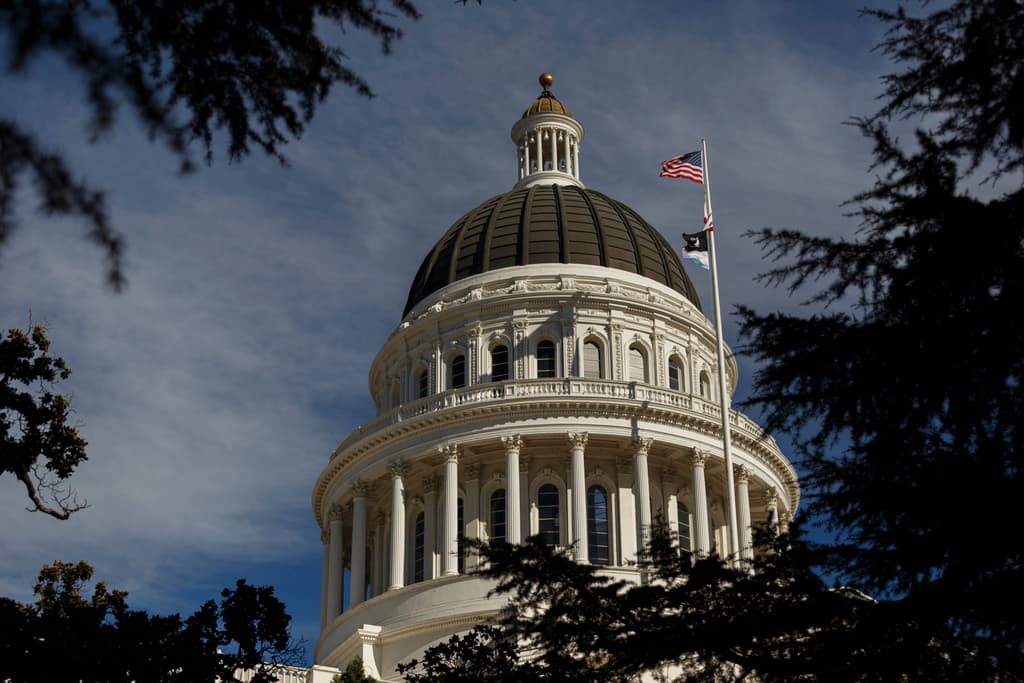 Evacúan edificio del Capitolio del estado de California por amenaza de bomba