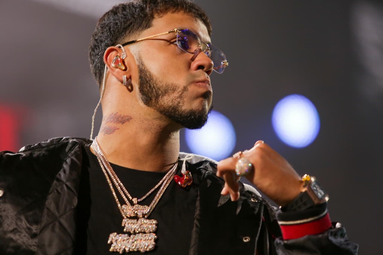 El cantante, que es conocido por su frase 'Real hasta la muerte' dijo que fue precisamente esa la razón por la que le gustaron estas cadenas. "Es algo que siempre repito, porque no me gusta la hipocresía".