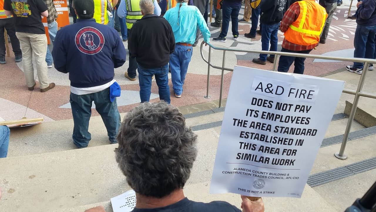 Cientos de trabajadores de la construcción se reunieron este miércoles en el centro de Oakland para exigir que sean contratados en nuevos empleos, argumentando que el auge económico de la ciudad debería compartirse con todos los residentes.
<br>