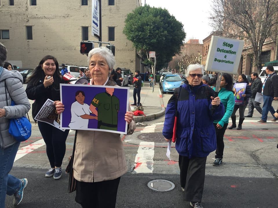 Decenas de personas protestaron frente a las oficinas del ICE en contra de lo que llamaron “crueles redadas en contra de los refugiados centroamericanos”.