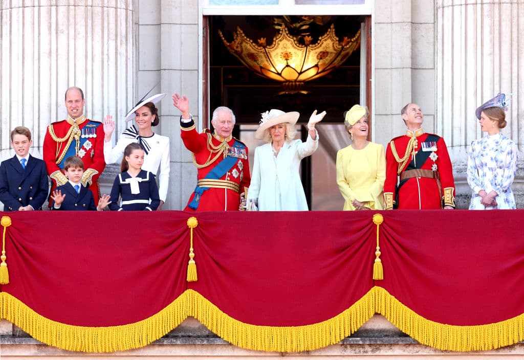 La familia real británica saludando desde el balcón durante el desfile Trooping the Colour llevado a cabo el 15 de junio de 2024.