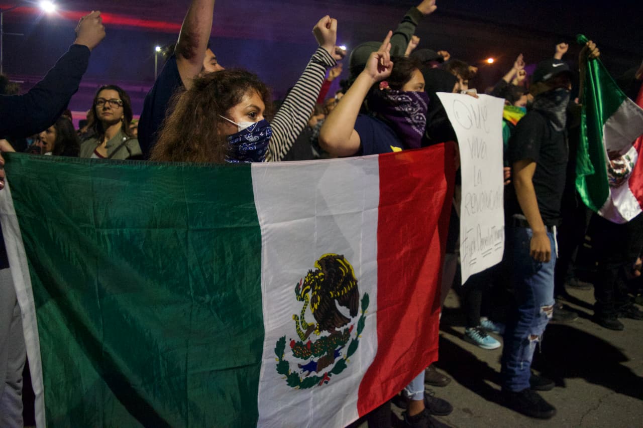 Varias banderas mexicanas se exhibieron en las calles de Oakland. Sus portadores cubrieron sus rostros por miedo a ser identificados en las filmaciones de la policía y los medios.