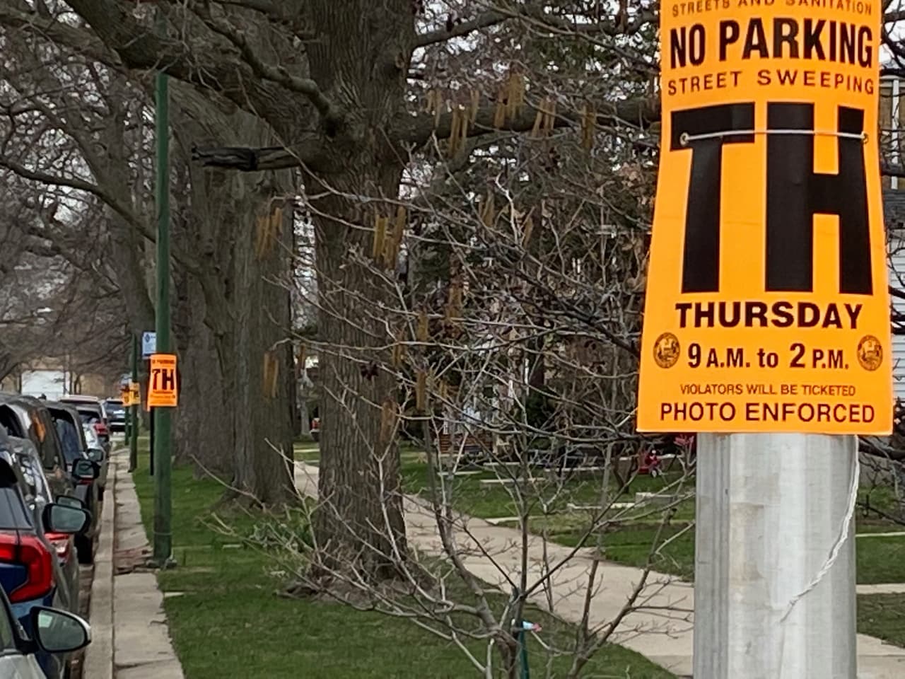 La limpieza regular de calles residenciales en Chicago continuará hasta mediados de noviembre, por lo que es necesario que los conductores estén alertas para evitarse multas innecesarias, que ascienden a $60 dólares por cada violación. Consulte el cronograma de barrido de calles de su cuadra para 2021 
<a href="https://www.chicago.gov/city/en/depts/streets/provdrs/streets_san/svcs/street_sweeping_2021.html" target="_blank">aquí</a>.