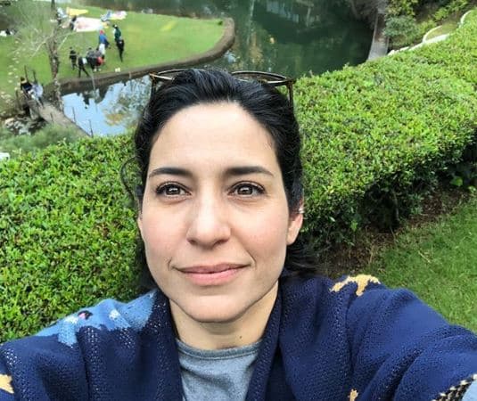 Se trata de la actriz Tiaré Scanda, quien a través de Instagram compartió una fotografía donde la vemos en compañía de la hija menor de Eric del Castillo.